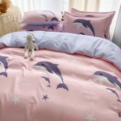 Cartoon Dolphin Pink Ube 120gsm Polyester Bedding Set -Kawaii Store kawaiies plushies plush softtoy cartoon dolphin pink ube 120gsm polyester bedding set bedding sets 100902